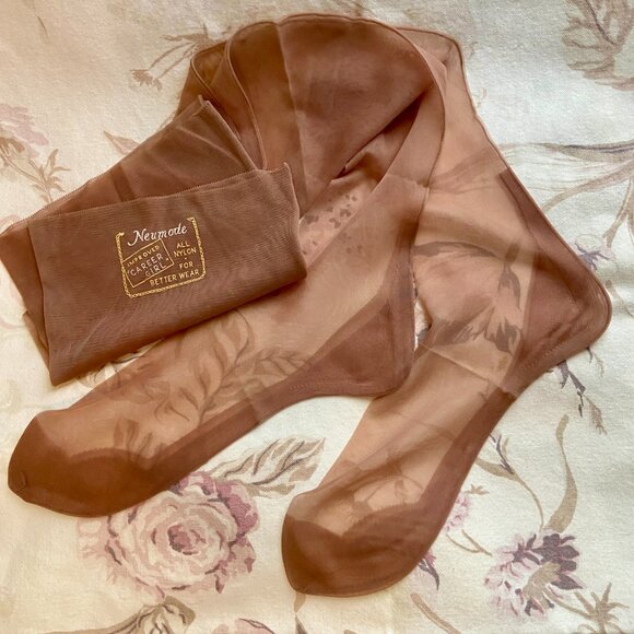 vtg 2 prs Pennys GAYMODE Neumode Nylon Stockings Cuban Heel 9 1/2 Beige Glo NIB - Picture 2 of 9